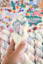 Load image into Gallery viewer, Vida Land